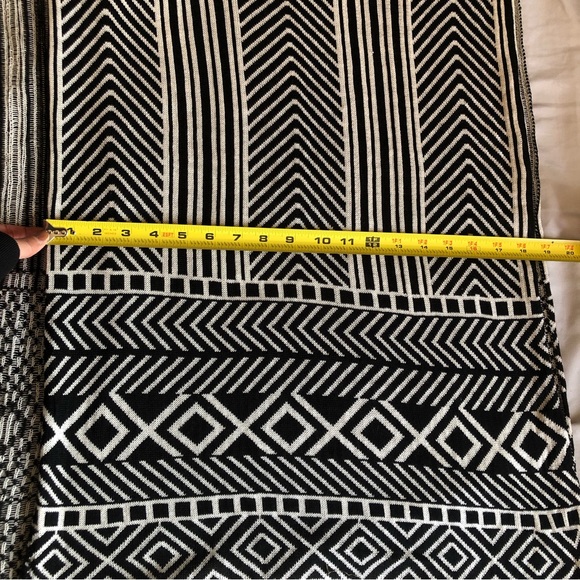 Just Jamie Black & White Geometric Ruana One Size - Picture 7 of 8